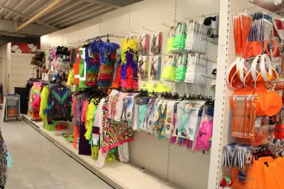 Carnavalskleding en accessoires aan zevendelige wandstelling, ruim 140 kledingstukken, brillen, riemen, caps en panty's – kavel bij HNVI, Oirschot