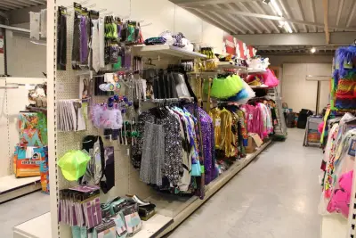 Carnavalskleding aan zevendelige wandstelling, 100 kledingstukken w.o. glitterkostuums, diverse hoeden, bretels, accessoires en brillen – kavel bij HNVI, Oirschot