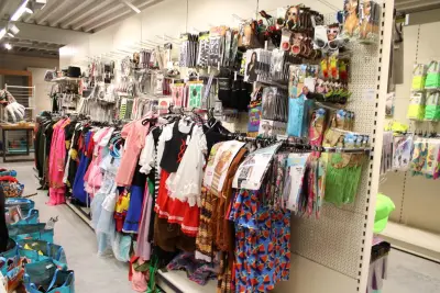 Carnavalskleding aan zevendelige wandstelling, ruim 240 kledingstukken, brillen, bretels, tasjes, panty's, kettingen en hoeden – kavel bij HNVI, Oirschot