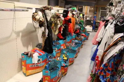 Grote hoeveelheid Halloween producten in wandstelling en in ca. 40 shoppertassen – kavel bij HNVI, Oirschot