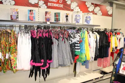Carnavalskleding aan vierdelige wandstelling, ruim 240 stuks – kavel bij HNVI, Oirschot