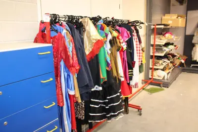 Kledingrek gevuld met carnavalskleding in diverse maten en uitvoeringen, ruim 125 stuks – kavel bij HNVI, Oirschot