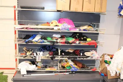 Carnavals accessoires in dubbel wandrek w.o. pruiken, panty's, rokjes, papier en blindengeleidenstokken – kavel bij HNVI, Oirschot