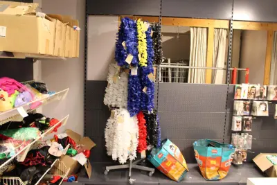 Bloemenkransen op verrijdbaar winkelrek in diverse kleuren – kavel bij HNVI, Oirschot