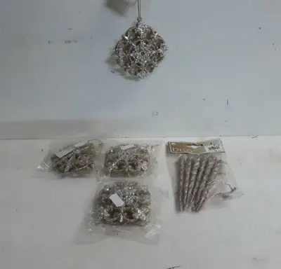 5 x Hangdeco pvc goud 4 x sneeuwvlok + 1 x ijspegel – kavel bij Belga Veilingen, Oudsbergen