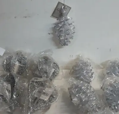 9 x Hangdeco zilver 11 cm 4 x tol + 5 x denneknop – kavel bij Belga Veilingen, Oudsbergen