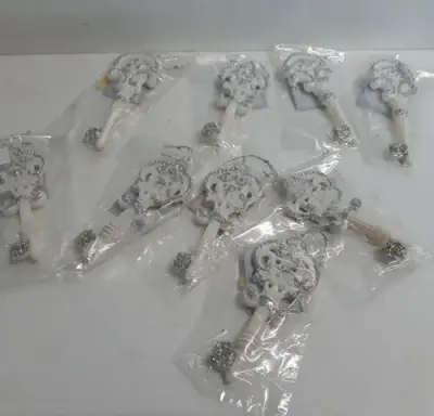 9 x Hangdeco sleutel 12 cm zilver/wit – kavel bij Belga Veilingen, Oudsbergen