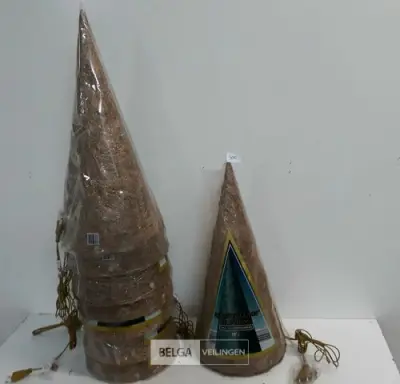 8 x Kerstkegel 50 cm met 20 lampen goud – kavel bij Belga Veilingen, Oudsbergen