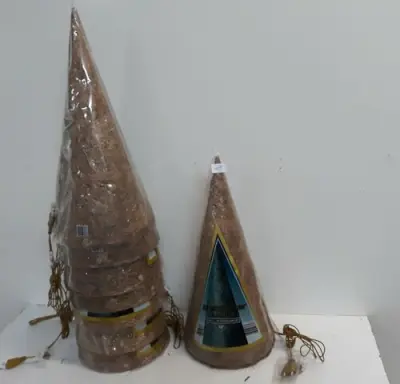 8 x Kerstkegel 50 cm met 20 lampen goud – kavel bij Belga Veilingen, Oudsbergen