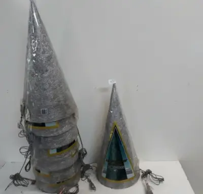 8 x Kerstkegel 50 cm met 20 lampen zilver – kavel bij Belga Veilingen, Oudsbergen