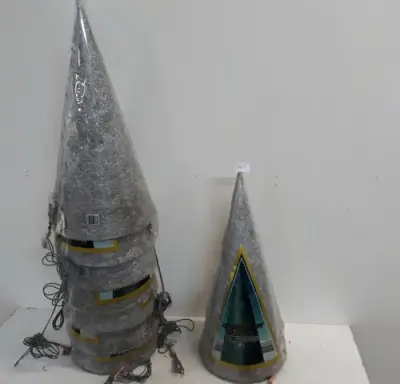 8 x Kerstkegel 50 cm met 20 lampen zilver – kavel bij Belga Veilingen, Oudsbergen