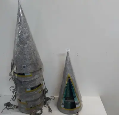 8 x Kerstkegel 50 cm met 20 lampen zilver – kavel bij Belga Veilingen, Oudsbergen