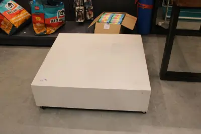 Verrijdbare showtafel. Afmeting 100 x 100 cm. Hoogte 30 cm – kavel bij HNVI, Oirschot