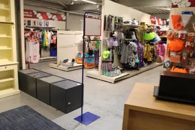 Reclamezuil met twee hangers. Hoogte 190 cm – kavel bij HNVI, Oirschot