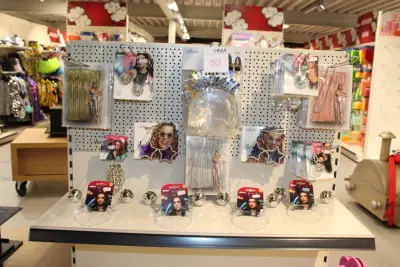Feestaccessoires w.o. hangers, armbanden, brillen en tiara's. Op en aan schap – kavel bij HNVI, Oirschot
