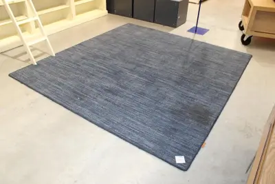 Vloerkleed DESSO. Afmeting 240 x 260 cm – kavel bij HNVI, Oirschot