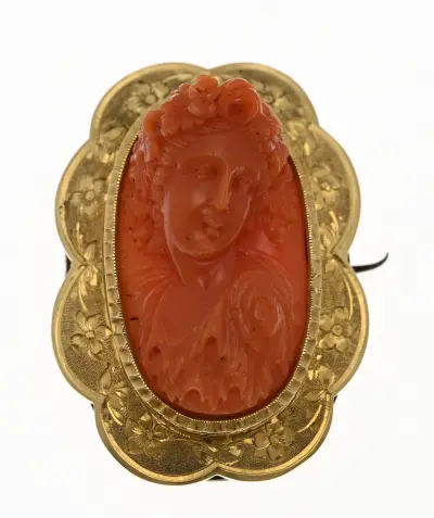 Gouden broche met bloedkoraal – kavel bij Twents Veilinghuis