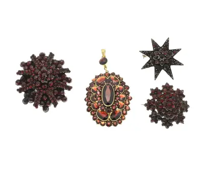Broches met granaat, 4x – kavel bij Twents Veilinghuis