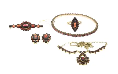 Lot granaat sieraden, 5x – kavel bij Twents Veilinghuis