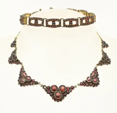 Choker en armband met granaat – kavel bij Twents Veilinghuis