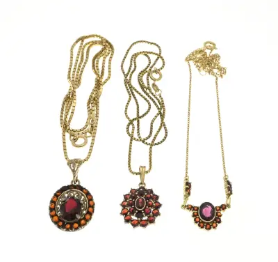 Lot double granaat sieraden – kavel bij Twents Veilinghuis