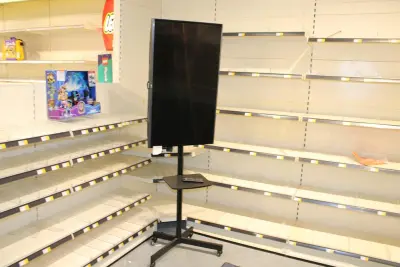 Flatscreen TV LG 43LF630V op verrijdbare standaard met afstandsbediening. Voedingskabel ontbreekt (standaard) – kavel bij HNVI, Oirschot