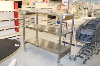 Verrijdbaar RVS rek. Afmeting 140 x 60 cm. Hoogte 132 cm – kavel bij HNVI, Oirschot