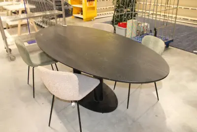 Ovale tafel met vijf stoelen >Afmeting 240 x 110 cm. Hoogte 76 cm – kavel bij HNVI, Oirschot