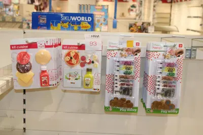 Hamburgers en pizza's IT CUISINE en speelgeld aan vier haken – kavel bij HNVI, Oirschot