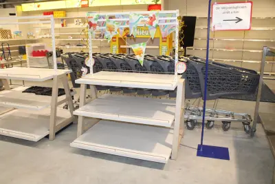 Showtafel met drie etages en opzetstuk. Afmeting 140 x 120 cm. Hoogte in clusief opzetstuk 175 cm – kavel bij HNVI, Oirschot