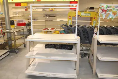 Showtafel met drie etages en opzetstuk. Afmeting 140 x 120 cm. Hoogte in clusief opzetstuk 175 cm – kavel bij HNVI, Oirschot