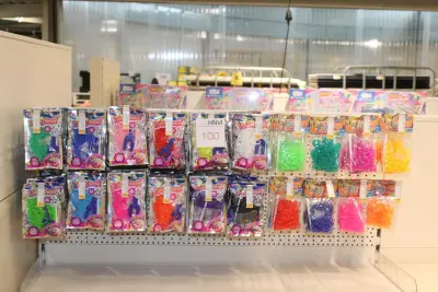 Loombandjes in diverse kleuren en uitvoeringen aan twintig haken – kavel bij HNVI, Oirschot