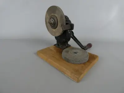 Handmatige slijpmachine op houten voet – kavel bij De Kringwinkel, Diest