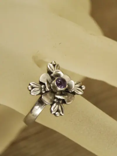 Sterling zilveren ring met bloemvormige ringkop – kavel bij De Kringwinkel, Antwerpen