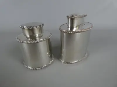 Set van 2 zilverkleurige metalen flessen met deksels – kavel bij De Kringwinkel, Diest