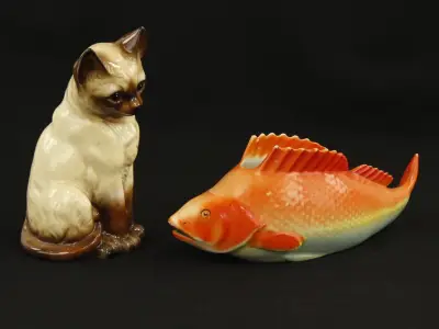 Keramieken Siamese kat en decoratieve visvaas – kavel bij De Kringwinkel, Antwerpen