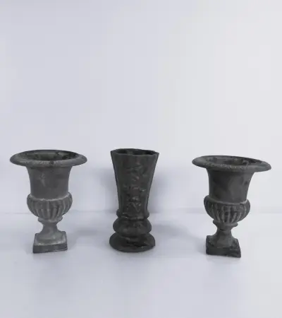 Set van drie metalen sierbloempotten of cachepots in klassieke stijl – kavel bij De Kringwinkel, Turnhout
