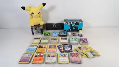 Grote Pokémon-verzameling met kaarten, Pikachu en accessoires – kavel bij De Kringwinkel, Turnhout