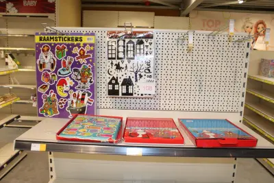 Sinterklaasstickers en naametiketten op schap en aan twee haken – kavel bij HNVI, Oirschot
