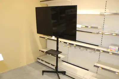 Flatscreen TV NN op verrijdbare standaard. Beeldschermdiagonaal 139 cm – kavel bij HNVI, Oirschot