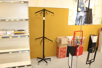 Verrijdbaar winkelrek met 16 haken. Hoogte 160 cm – kavel bij HNVI, Oirschot