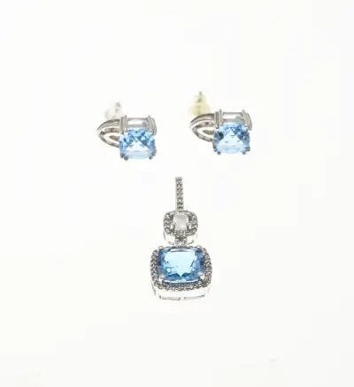 9 Krt hanger en oorstekers met blauwe topaas en diamant – kavel bij Twents Veilinghuis