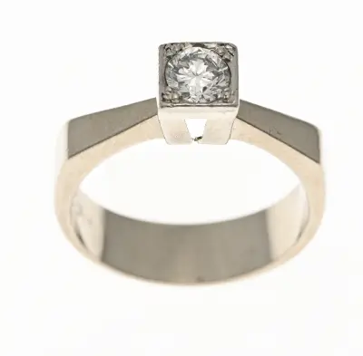 Witgouden solitairring met diamant – kavel bij Twents Veilinghuis