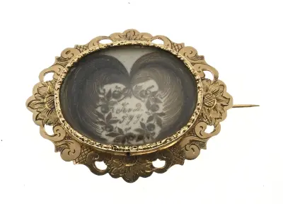Gouden rouwbroche met haar – kavel bij Twents Veilinghuis