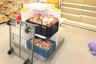 Twee kratten met fopartikelen – kavel bij HNVI, Oirschot