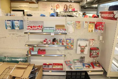 Koop Kerstartikelen in stelling w.o. lichtgevende poppetjes, diamond painting sets, raamstickers, schildersets, tekenboeken, pennen, potloden etc – kavel bij HNVI, Oirschot