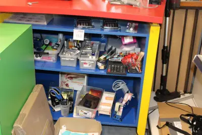 Kantoormaterialen in kast w.o. schrijfgerei, snijplaat, tape dispencers, rekenmachines, perforator etc – kavel bij HNVI, Oirschot