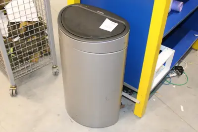 Prullenbak BRABANTIA. Hoogte 70 cm – kavel bij HNVI, Oirschot