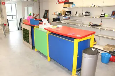 Winkelbalie in hoekopstelling in vrolijke kleuren. Afmeting in huidige opstelling ca. 500 x 200 cm. Dient door uzelf gedemonteerd en naar beneden v… – kavel bij HNVI, Oirschot