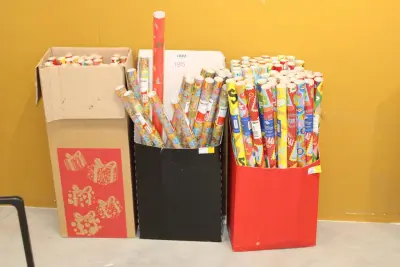 Drie dozen met Sinterklaas inpakpapier – kavel bij HNVI, Oirschot